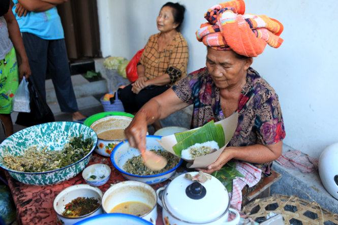 Một quầy bán cơm sáng bình dân trên đảo Bali - Ảnh: Thủy OCG