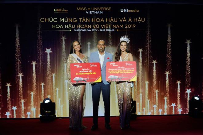 Phó Giám đốc Thương mại Vietjet - ông Jay L Lingeswara - trao cho Hoa hậu Nguyễn Trần Khánh Vân (phải) giải thưởng một năm bay miễn khí trên tất cả các chặng bay trong nước và quốc tế của Vietjet và giải thưởng “Người đẹp Biển” cho Lê Hoàng Phương (trái)