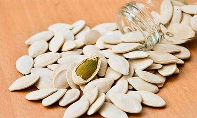 Hạt bí chứa nhiều phốt pho và vitamin E, rất tốt cho nướu và xương ổ răng.