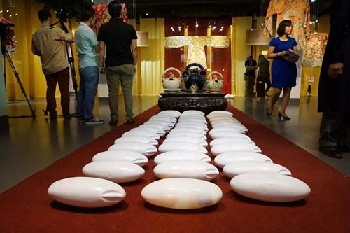 Hát quan họ, múa khèn Mông, trình diễn áo dài náo nhiệt phố cổ