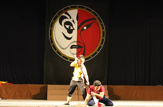 Hát bội xuống… phố Tây