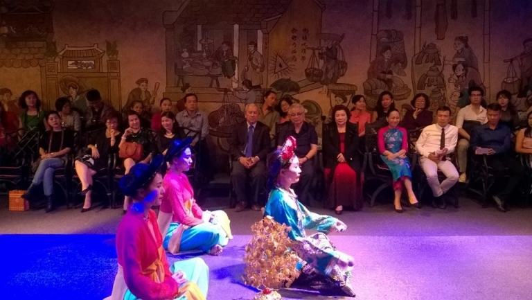 Ấn tượng với “Âm vang đất nước” của NTK Sĩ Hoàng