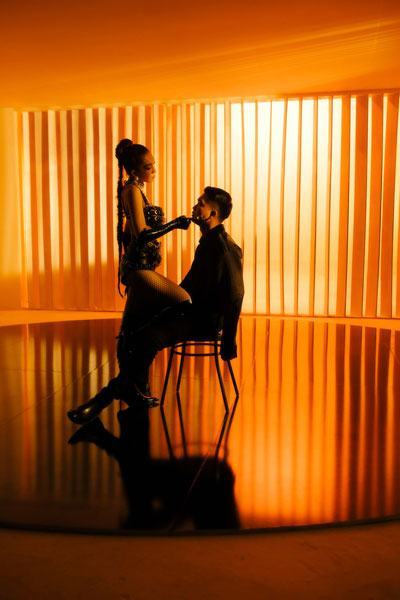 Hay ho gì những trò lố khoe thân!