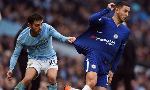 Hazard không hài lòng khi bị Conte xếp đá tiền đạo ảo