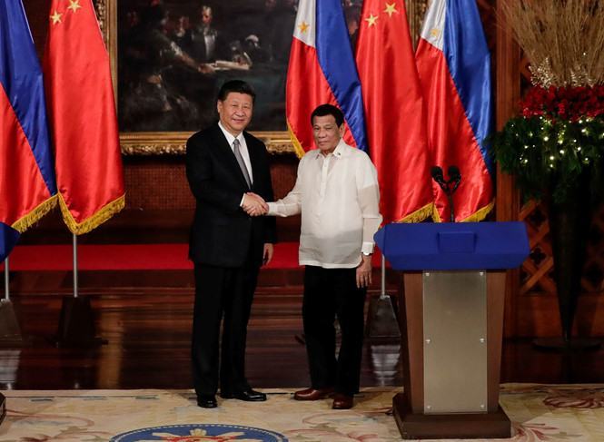 Chủ tịch Tập Cận Bình và Tổng thống Rodrigo Duterte bắt tay sau cuộc họp báo ngày 20.11 ///  Ảnh: Reuters