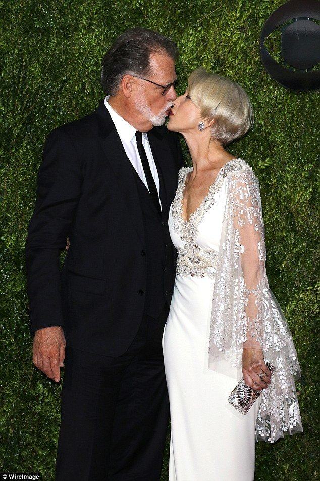 Helen Mirren hôn chồng là Taylor Hackford tại Giải Tony Awards 2015