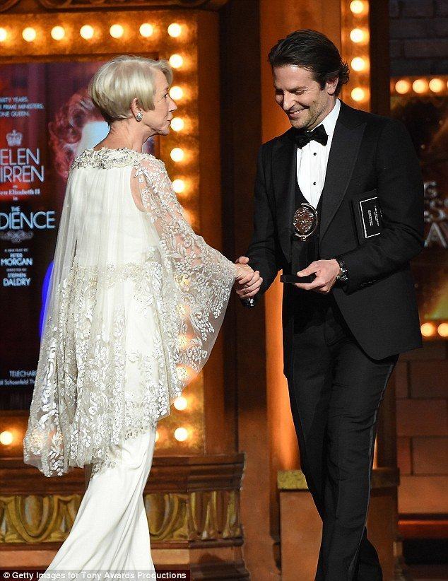 Nam diễn viên điển trai Bradley Cooper (phải) vinh dự được là người trao giải cho đàn chị Helen Mirren