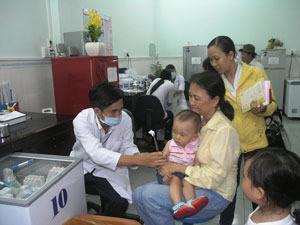 Hết vaccine dịch vụ: Đừng lơ chương trình tiêm chủng mở rộng