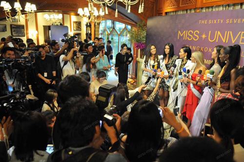 HHen Niê cùng dàn người đẹp Miss Universe gặp báo giới Thái Lan