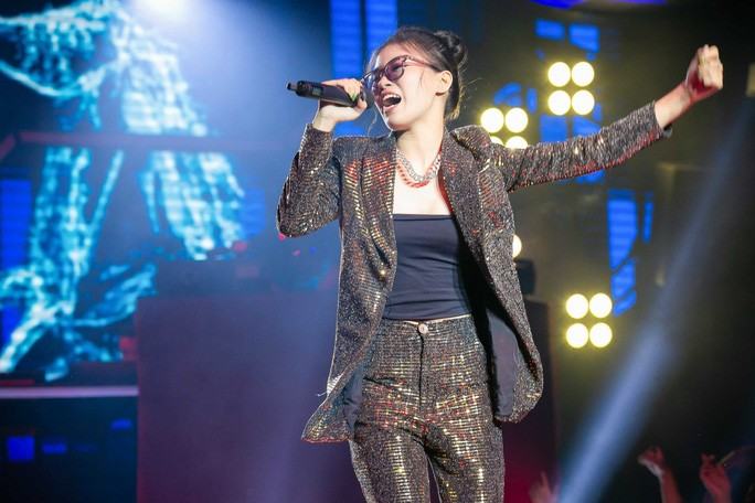 “Hiện tượng”, chớ vội khen!