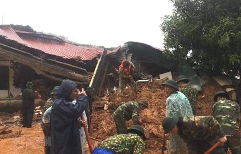 Lực lượng cứu hộ, cứu nạn nỗ lực tìm kiếm những cán bộ chiến sỹ đang bị vùi lấp tại vụ sạt lở ở huyện Hướng Hóa, Quảng Trị. (Ảnh: TTXVN phát)