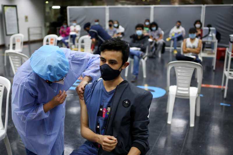 Cảnh tiêm vắc xin Covid-19 của AstraZeneca ở Colombia ngày 15.8 /// Reuters