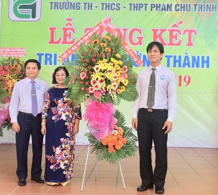 Trường Trung tiểu học Phan Chu Trinh – Bình Dương tổng kết và làm lễ tri ân cho học sinh