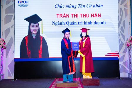 ĐH Hùng Vương TP.HCM trao bằng tốt nghiệp cho sinh viên khóa 2017