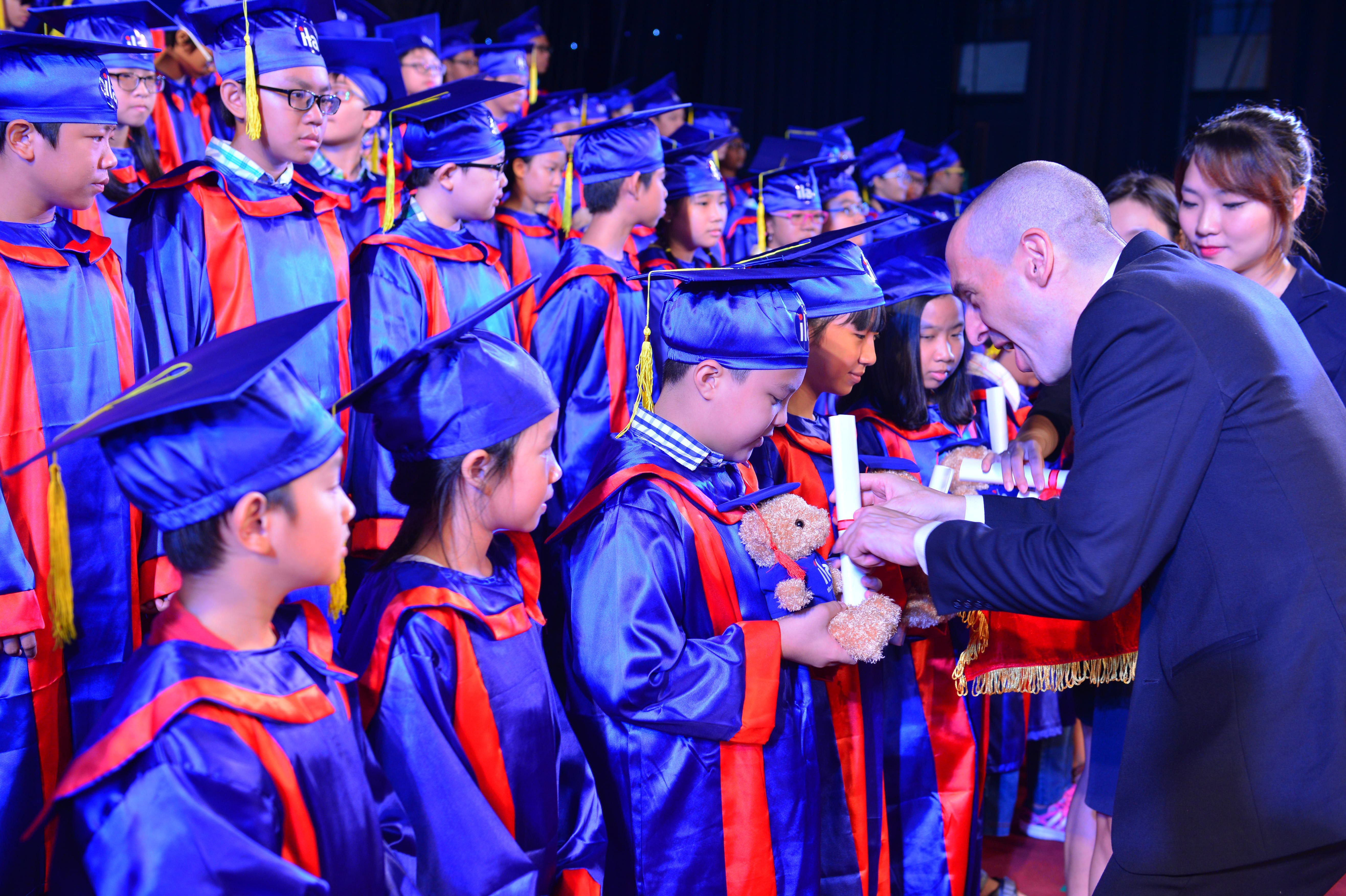 2.760 học viên được trao chứng chỉ Anh ngữ Quốc tế của Đại học Cambridge