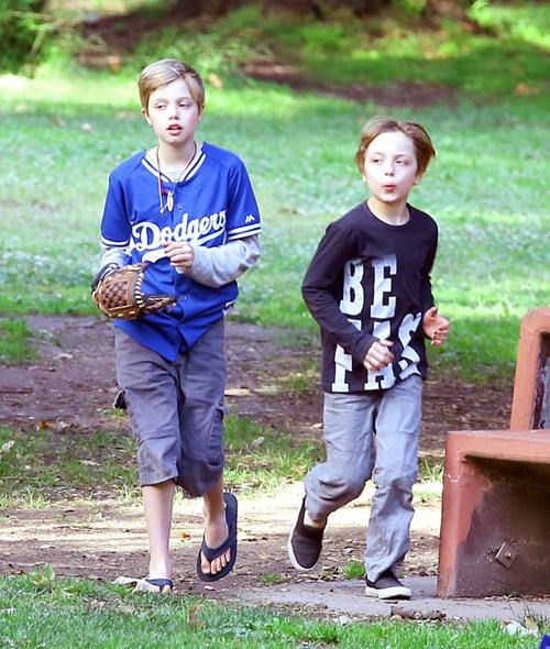 Hình ảnh đầu tiên của các con nhà Brangelina sau khi Jolie đòi ly hôn - ảnh 3