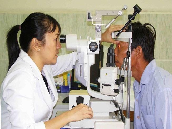 Khám mắt miễn phí cho người trên 50 tuổi