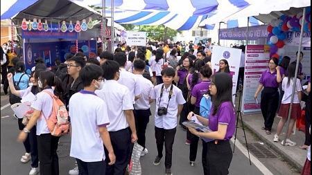 Ngày hội “Cùng bạn quyết định tương lai” 2024 sẽ khởi đầu chuỗi chương trình Tư vấn hướng nghiệp tuyển sinh năm 2024