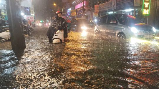 TP HCM trưa nắng nóng, chiều tối có mưa rào, coi chừng bị ngập