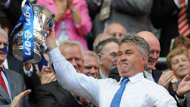 HLV&nbsp;Guus Hiddink và chiếc cúp FA giành được cùng Chelsea vào năm 2009. Ảnh: Daily Mail&nbsp;
