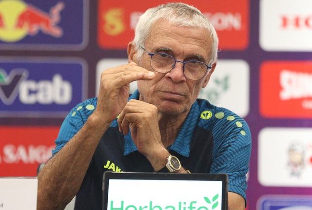 HLV Hector Cuper khen ngợi ông Troussier, khẳng định đội tuyển Việt Nam chơi tốt