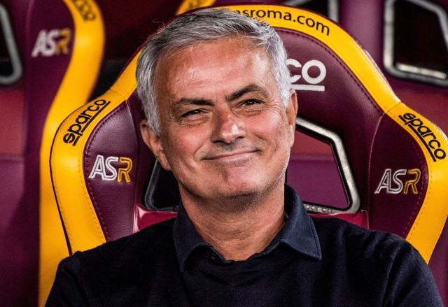 HLV Mourinho kêu gọi sự ổn định sau chiến thắng ‘7 sao’ của AS Roma