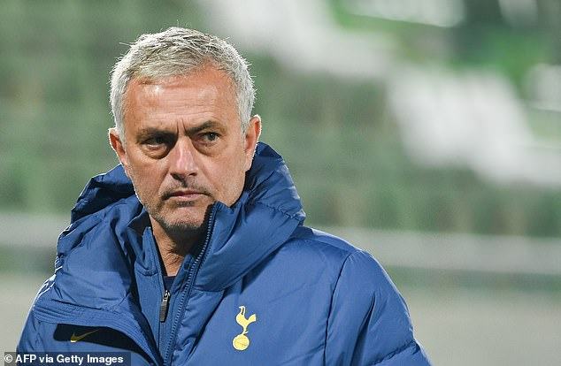 HLV Mourinho nhận án phạt cấm chỉ đạo từ UEFA