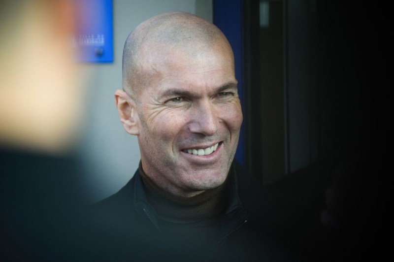 HLV Zidane bất ngờ lên tiếng sau khi bị PSG khẳng định chưa đàm phán