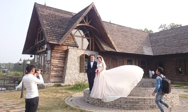 “Hô biến” trang trại thành phim trường