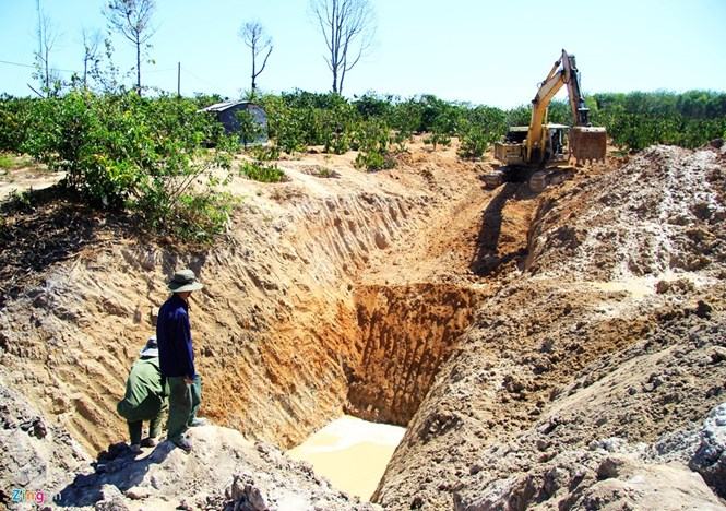 Một hố nước được đào để tưới cà phê, rất nguy hiểm cho trẻ em /// Ảnh: Trần Minh