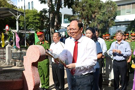 Đoàn đại biểu TP.HCM dâng hương tưởng niệm cố Tổng Bí thư Trần Phú