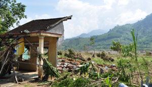 Hỗ trợ tiền x&acirc;y lại nh&agrave; cho 200 hộ d&acirc;n v&ugrave;ng lũ