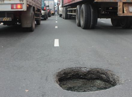 “Hố tử thần” bất ngờ xuất hiện trên xa lộ Hà Nội