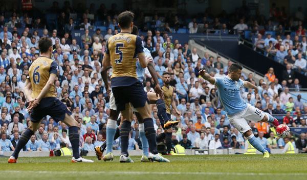 Hòa Arsenal, Man City có nguy cơ bị Man Utd đá khỏi top bốn