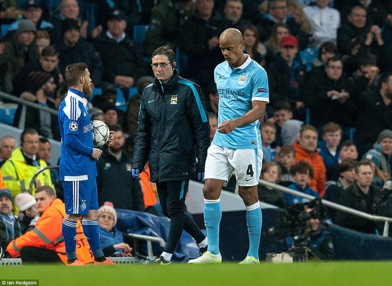 Hòa chật vật, Man City vẫn đoạt vé đi tiếp