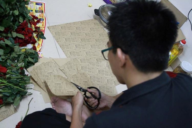 Những đóa hồng thầm lặng