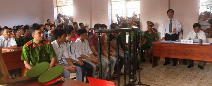 Hoãn lần 2 phiên tòa vụ dân đốt xe công an