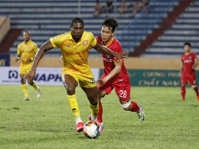 Hoãn V-League lần hai, các CLB chưa giảm lương cầu thủ