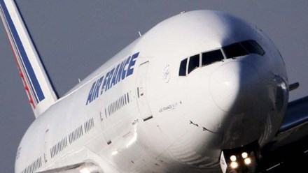 Hoảng hốt phát hiện bé một tuổi trong hành lý máy bay