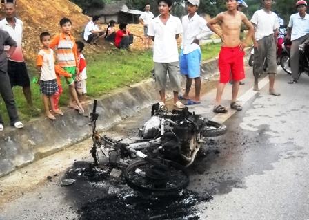 Hoảng hốt vì xe đang chạy bỗng dưng bốc cháy