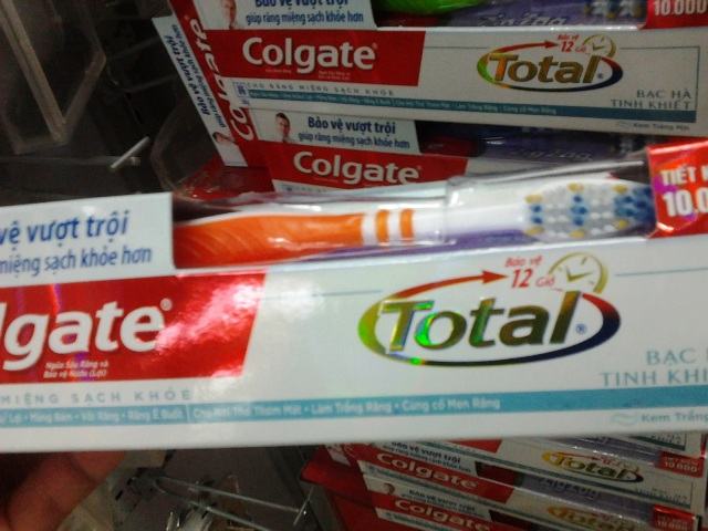 Kem đ&aacute;nh răng Colgate Total đang d&iacute;nh phải 