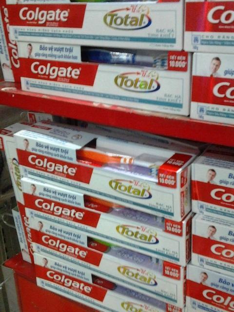 Sản phẩm Colgate Totol được b&agrave;y b&aacute;n kh&aacute; nhiều tr&ecirc;n thị trường.