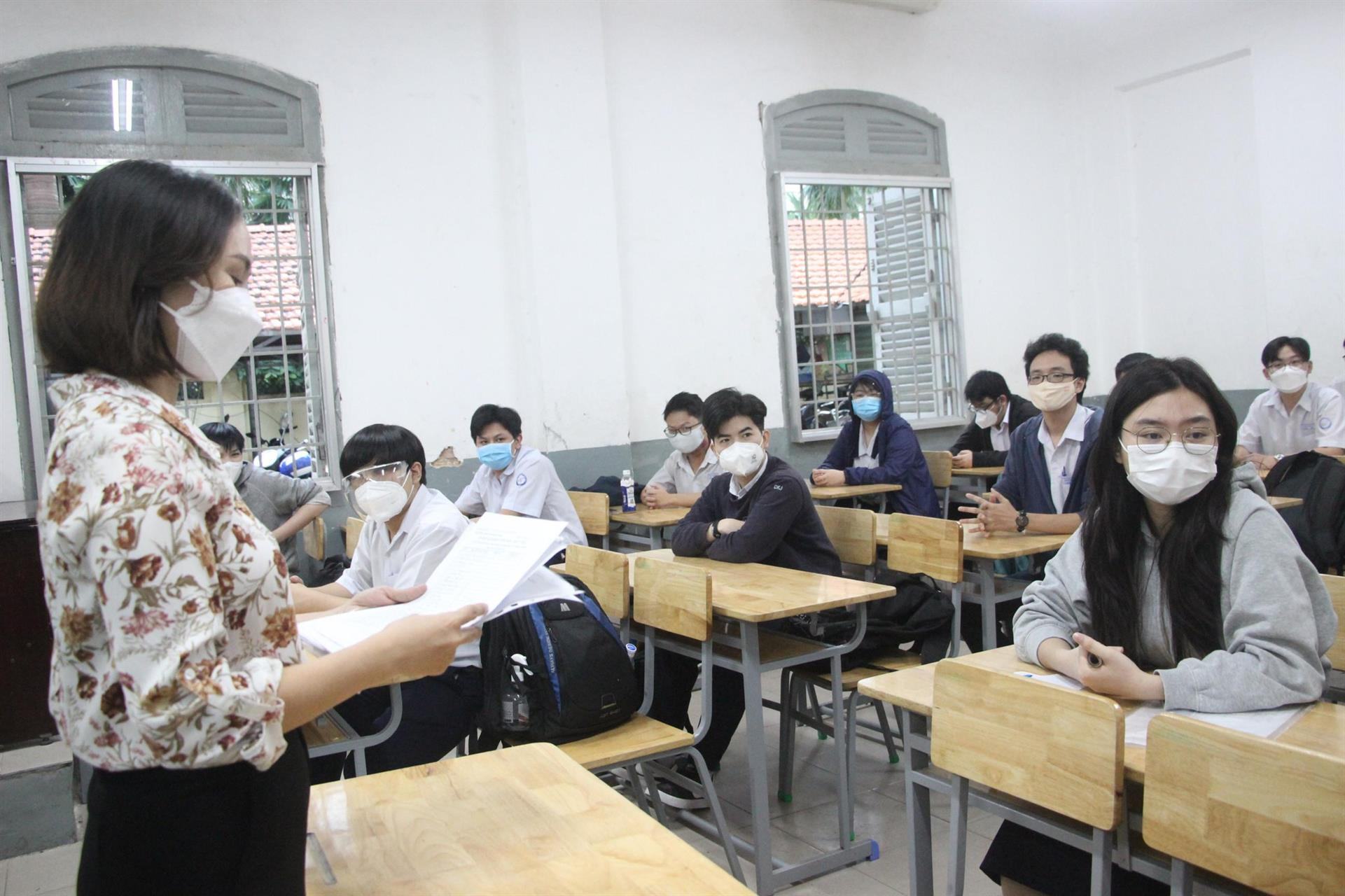 Học sinh TP.HCM đi học lại, bắt đầu thí điểm mở lớp bán trú