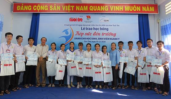 59 học sinh, sinh viên y dược nhận học bổng tiếp sức đến trường