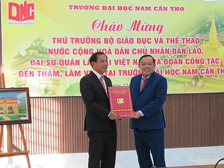 Đại học Nam Cần Thơ tặng học bổng hơn 4 tỷ đồng cho sinh viên nước Cộng hòa dân chủ nhân dân Lào