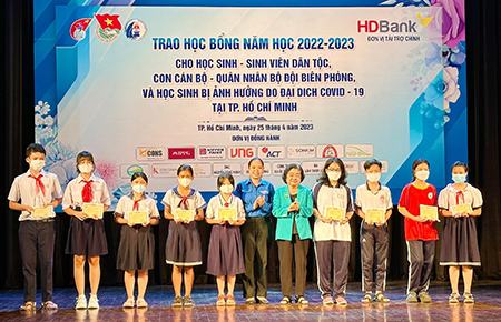 Trao 281 suất học bổng cho học sinh, sinh viên hoàn cảnh khó khăn