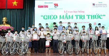 “Gieo mầm tri thức” cho học sinh khó khăn