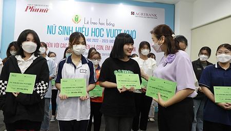 Trao học bổng cho học sinh TP.HCM và Hậu Giang