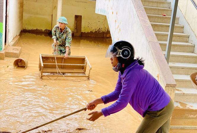 Các trường ở miền Trung chưa kịp dọn dẹp sau lũ lại phải hứng chịu cơn bão số 9