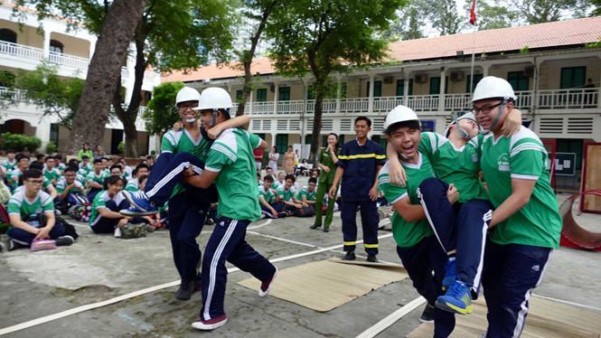 Học sinh Trường THPT Lê Quý Đôn (TP.HCM) trong buổi học về kỹ năng cứu hộ, cứu nạn đầu năm học /// Ảnh: Đào Ngọc Thạch